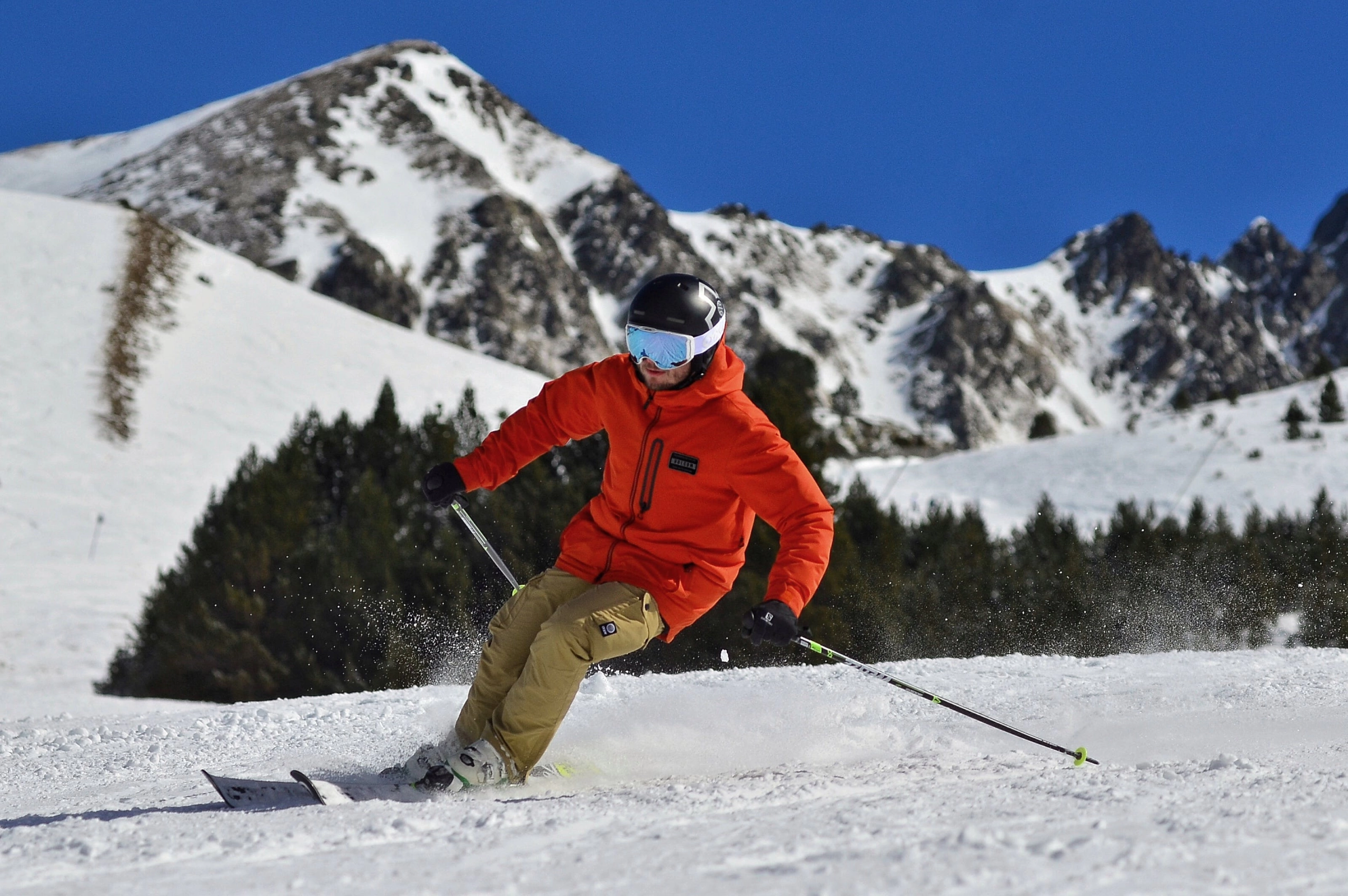 Ski de Fond au Cœur de la Ville Pour les amateurs de ski de fond, les plaines d'Abraham proposent des pistes idéales pour débutants en plein centre-ville, tandis que les centres environnants offrent un éventail plus large pour les plus expérimentés​